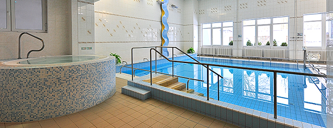 Schwimmbad mit Treppeneinstieg im Kurhotel Behounek