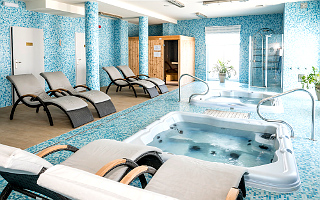 Blick in den Relaxbereich inklusive Jacuzzi