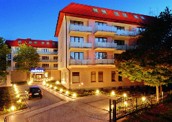 Abendliches Haus 2 der Kolberger Olymp-Hotels