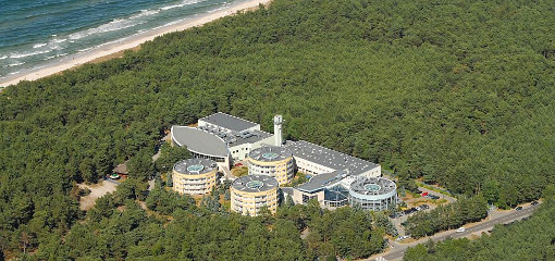 Das Hotel Senator aus der Vogelperspektive, mitten im Grünen, unweit der Ostsee