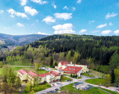 Die Medical-Spa-Anlage Klinika Młodości liegt wunderschön im Isergebirge