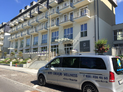 Kleinbus mit Abholen/Heimbringen ab/an Haustür vor dem Hotel Drei Inseln