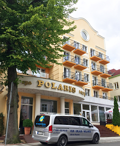 FFAIr-Reisen-Kleinbus vorm Hotel Polaris in Swinemünde