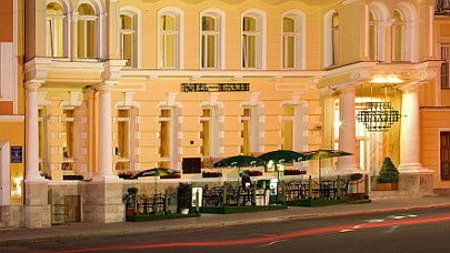 Abendlicher Restaurantbetrieb vorm Hotel Maxim in Marienbad