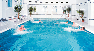 Badende im Schwimmbad des Marienbader Hotels Vltava