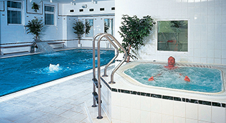 Schwimmbad mit Whirlpool im Marienbader Hotel Vltava